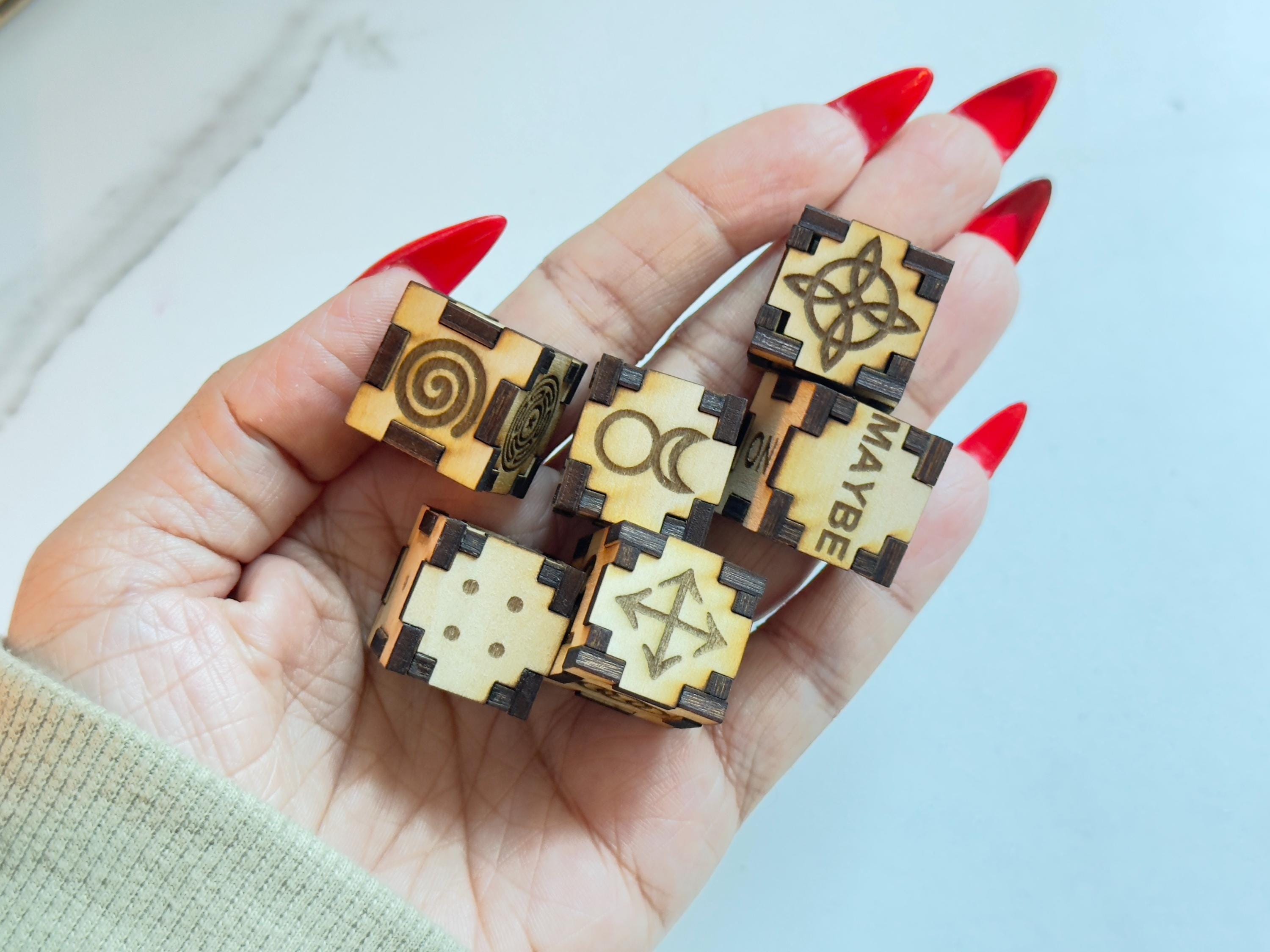 Wooden Witch’s Runes Divination Dice Set With Box, Numbers & Yes/No/Maybe, Laser Engraved Fortune Telling Tool, Altar Decor, Witch Gift