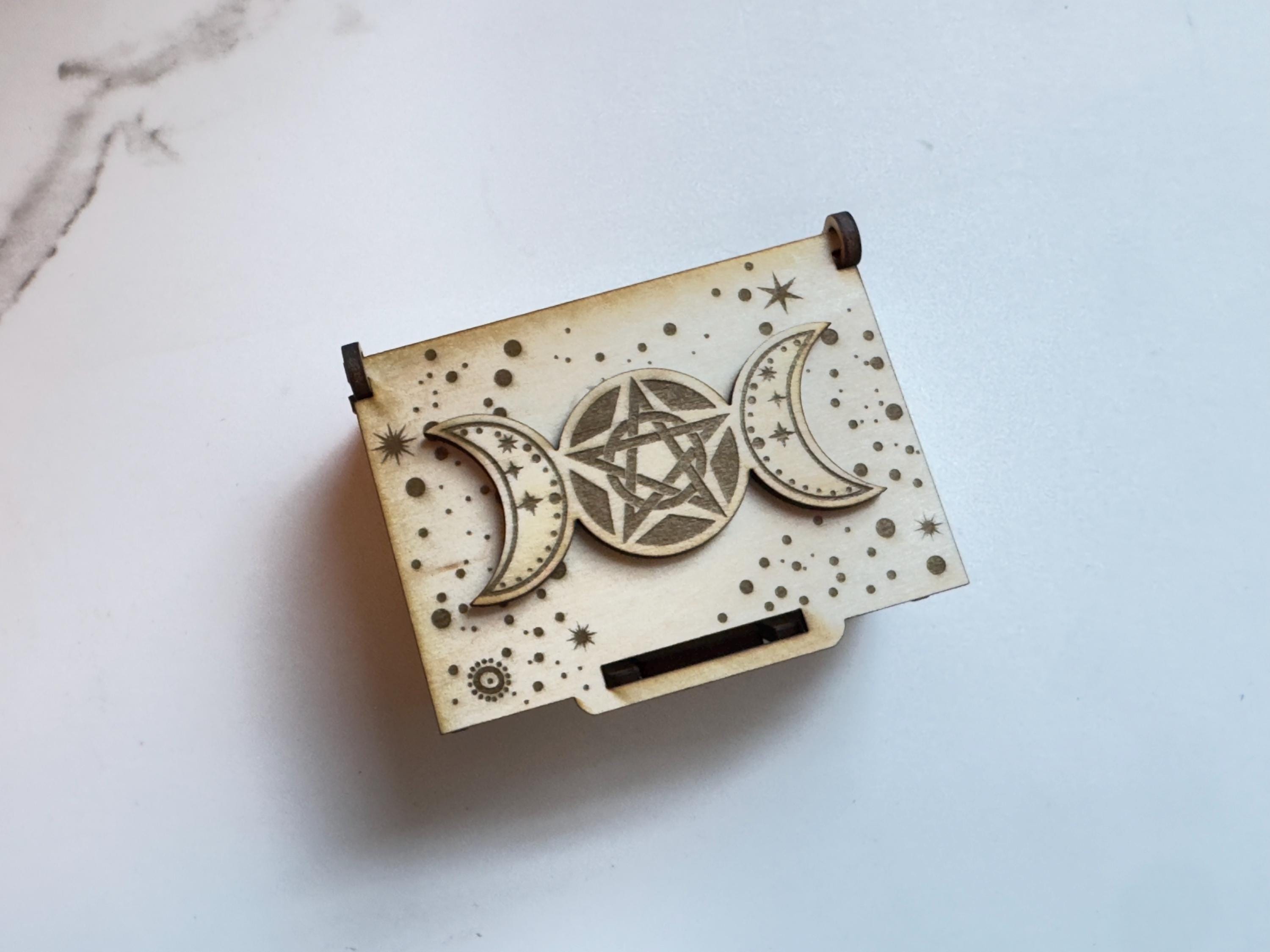 Wooden Witch’s Runes Divination Dice Set With Box, Numbers & Yes/No/Maybe, Laser Engraved Fortune Telling Tool, Altar Decor, Witch Gift